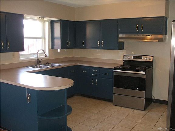 4th image of 4000 Royal Oak Dr