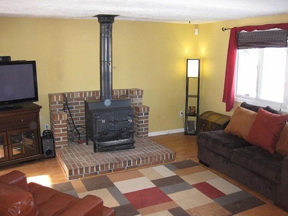 4th image of 7 Blossomdale Cir