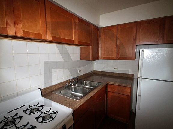 2nd image of 510 W Briar Pl #510510