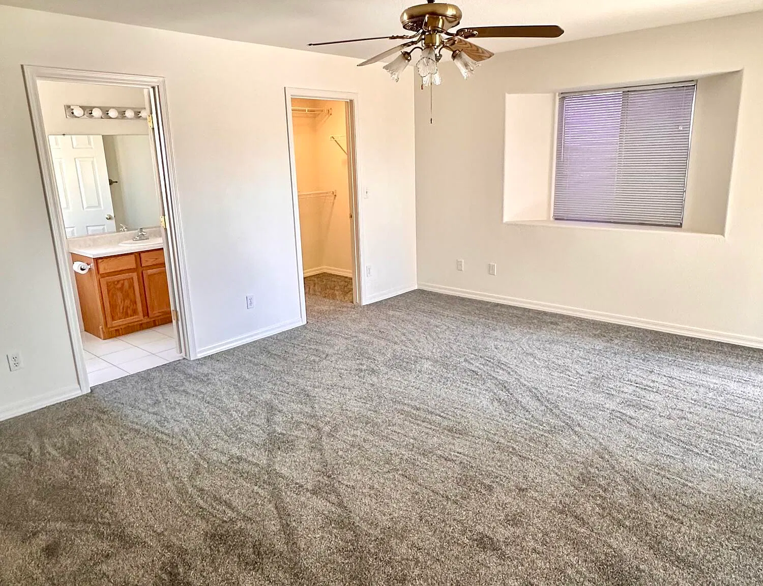 3 bed, 2.0 bath, 1306 sqft, $1,800 — Photo 4