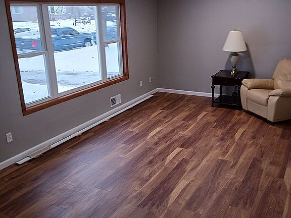 LR w/luxury laminate floor