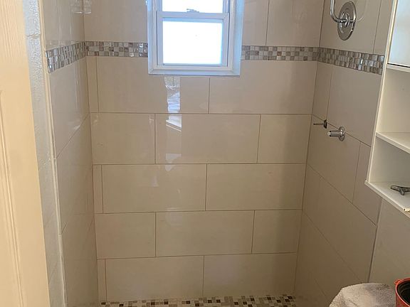 4th image of 620 1/2 1st Ave NE