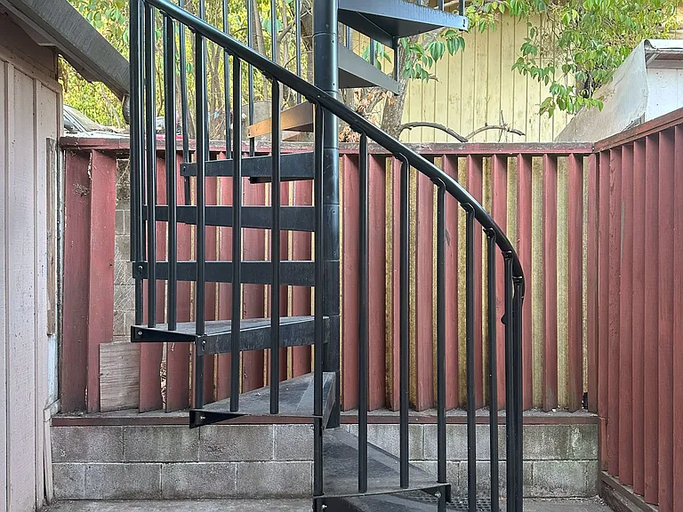 349 Lyons St #A — Photo 2