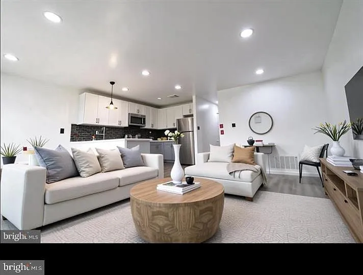 2 bed, 1.0 bath, 2016 sqft, $1,875 — Photo 2