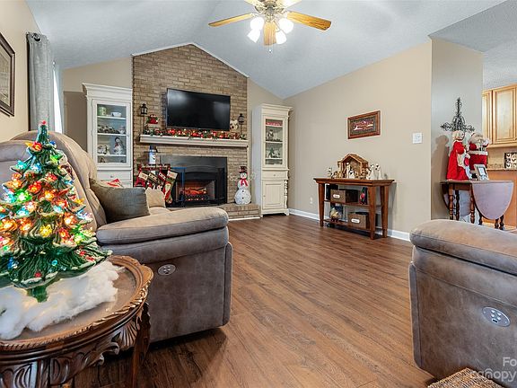 3rd image of 4390 Windsong Ln