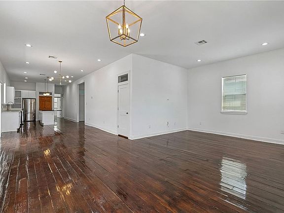 5th image of 8629 Hickory St