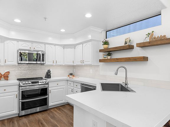 KITCHEN VIEW II - STAINLESS STEEL APPLIANCES