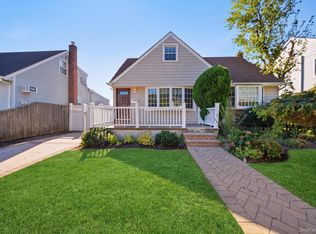 558 W Market St, Long Beach, NY 11561