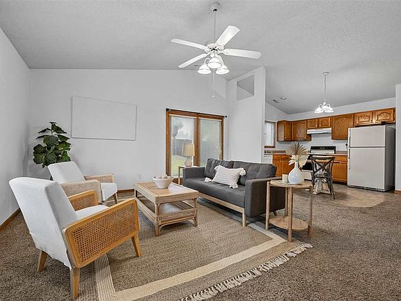 3rd image of 407 Sugar Creek Ln