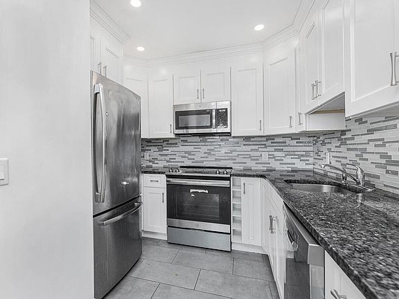 4th image of 174 Ashford Ave #2