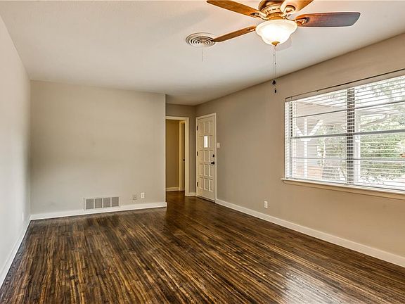 3rd image of 1405 Ravenwood Dr