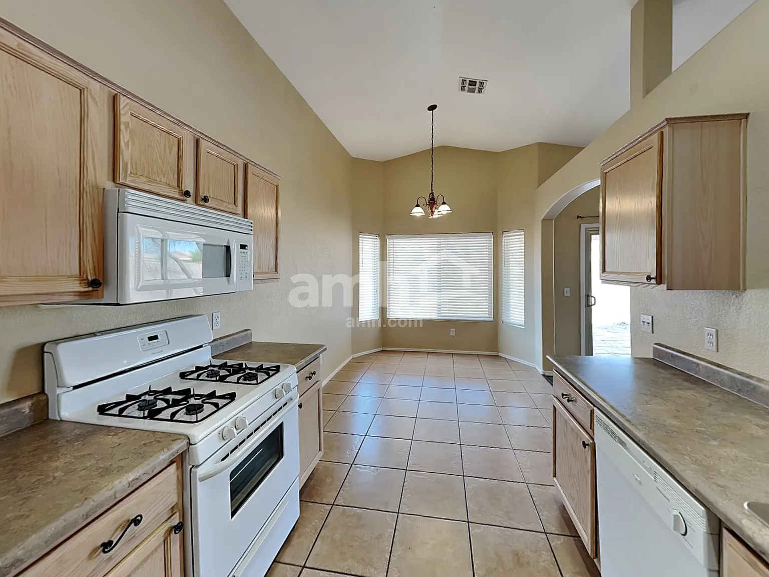 3 bed, 2.5 bath, 1332 sqft, $1,910 — Photo 4