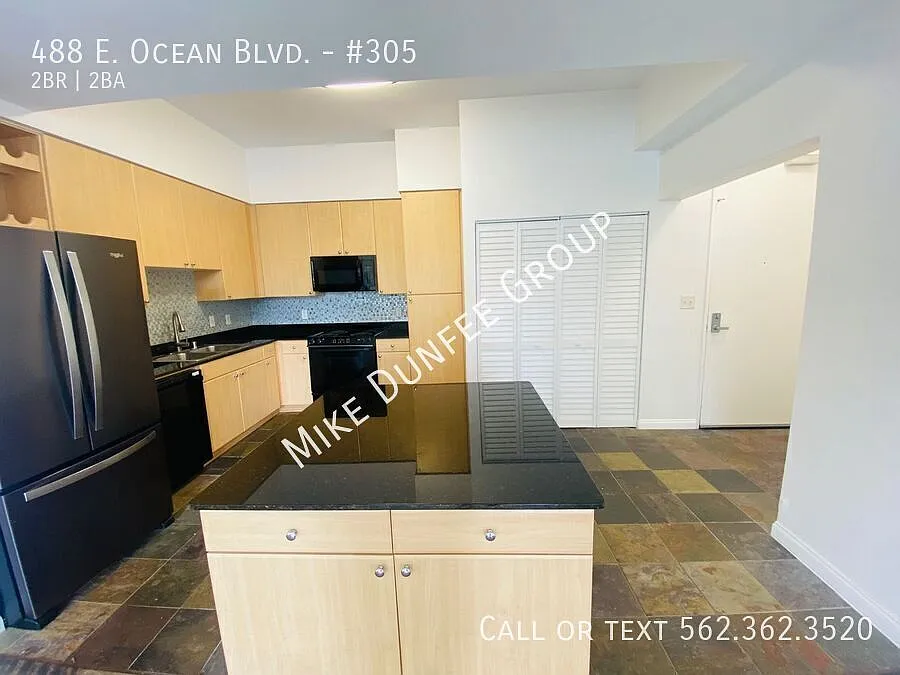 Spacious Two Bedroom Condo in Downtown Long Beach — Photo 3