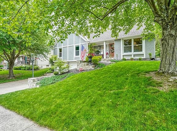 2nd image of 611 Camelot Dr
