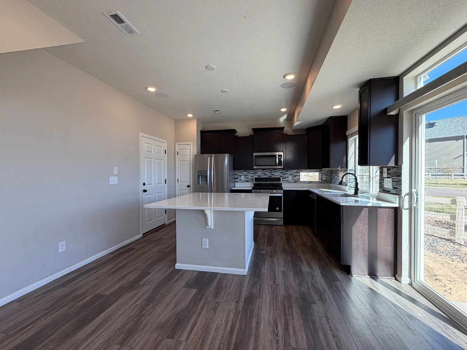 3 bed, 2.5 bath, 1940 sqft, $3,500 — Photo 4