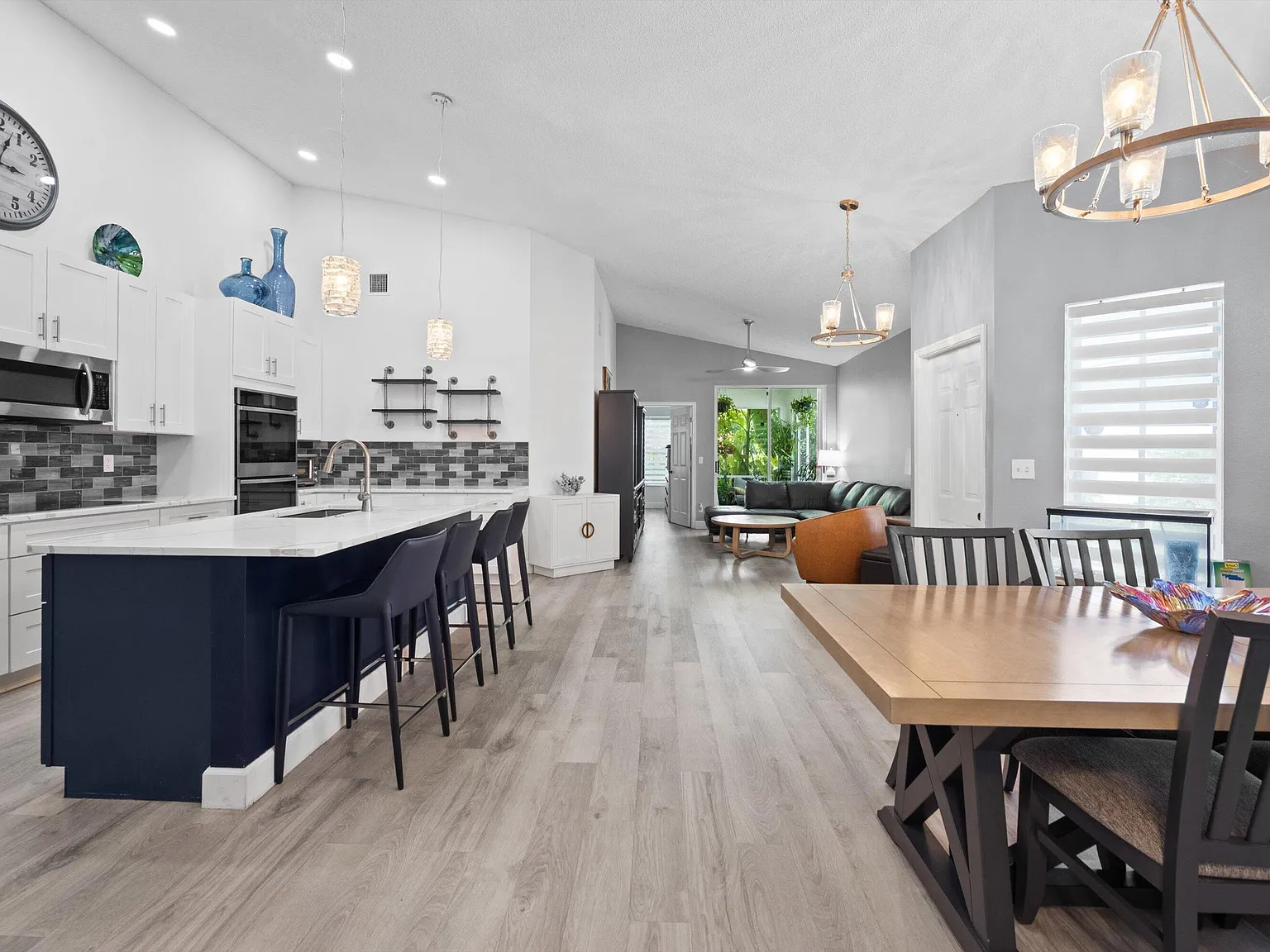 2 bed, 2.0 bath, 1244 sqft, $5,750 — Photo 3