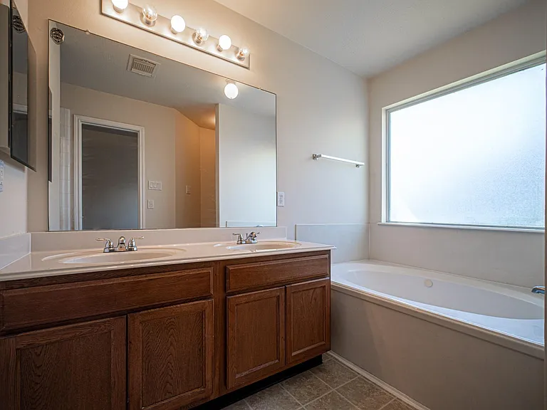 3610 Liberty Square Trl — Photo 10
