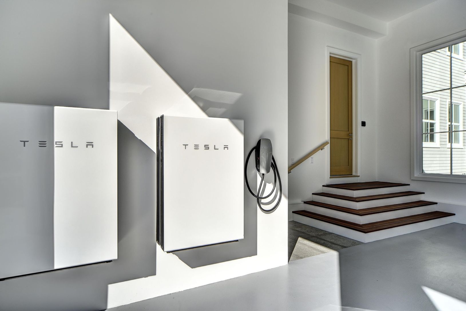  Tesla charging station