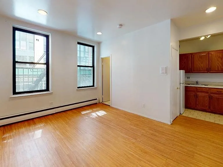 170 W 25th St #2B — Photo 7