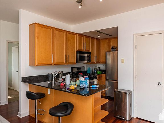 3rd image of 2158 W Grand Ave