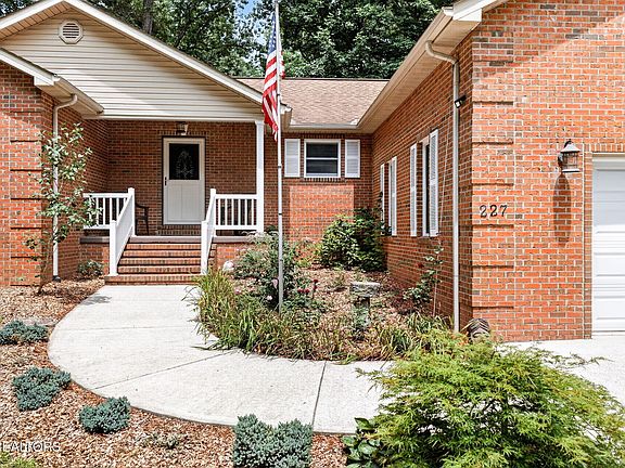 3rd image of 227 Saint George Dr