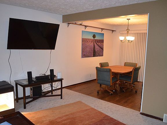 Living room/dining room