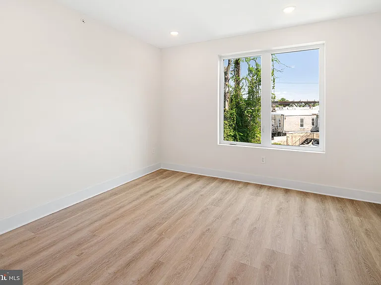 5217 Warren St #1/2-4 — Photo 8