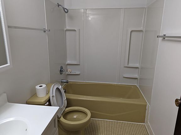 4th image of 828 E Oakridge Ct #828