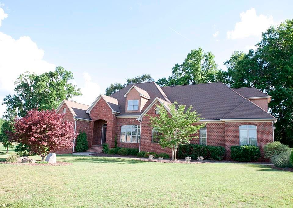 1st image of 611 Mashie Dr
