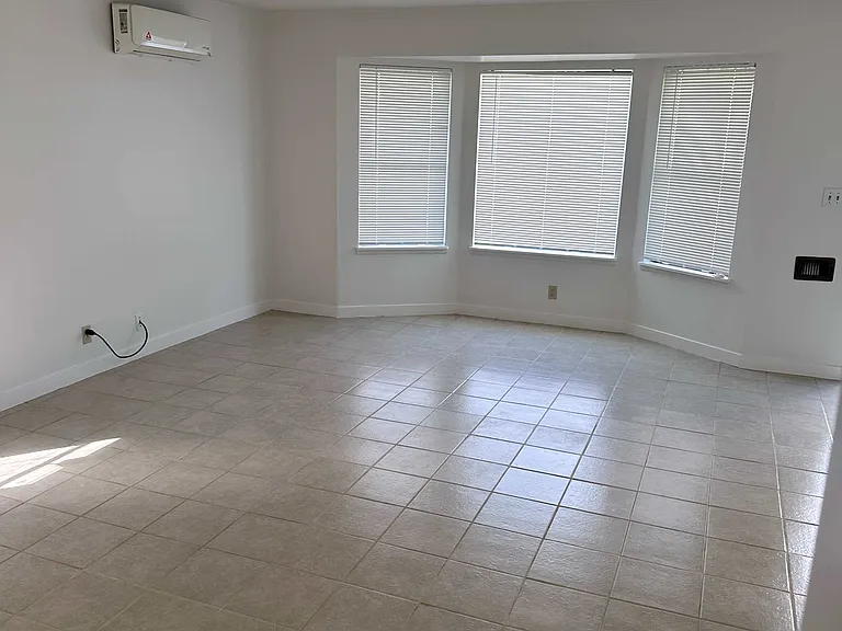 54 Diamond St — Photo 3