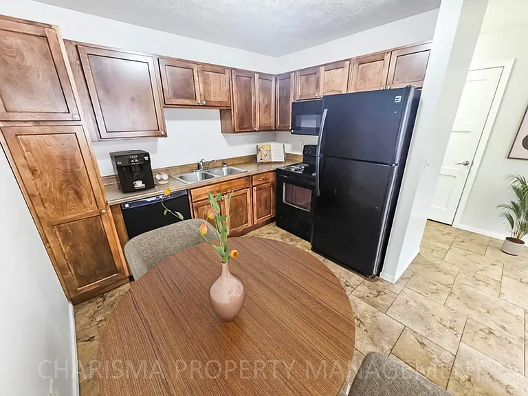 Sixth Street Apartments — Photo 13