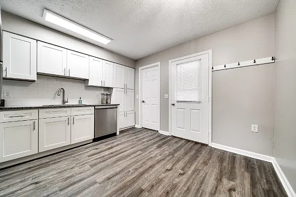 2 bed, 850 sqft, $1,600 — Photo 2