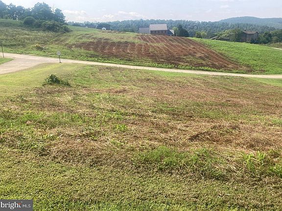 4th image of 33 Hill Crest Dr