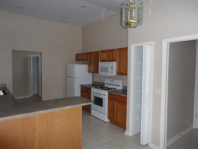 3 bed, 2.0 bath, 1692 sqft, $2,295 — Photo 4