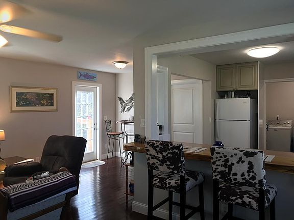 3rd image of 105 Darlene Cir