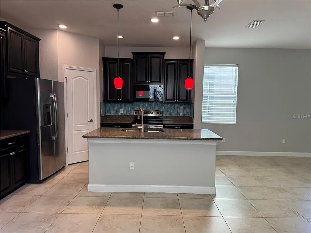 4 bed, 3.5 bath, 2477 sqft, $3,200 — Photo 3