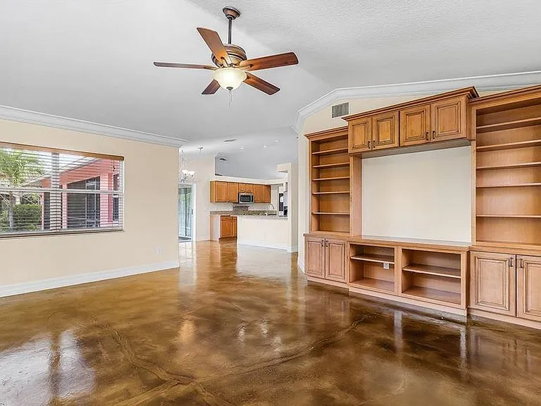 1303 SW 43rd Ln — Photo 4