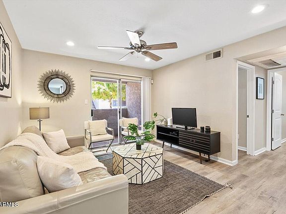 5th image of 4410 N LONGVIEW Avenue #109