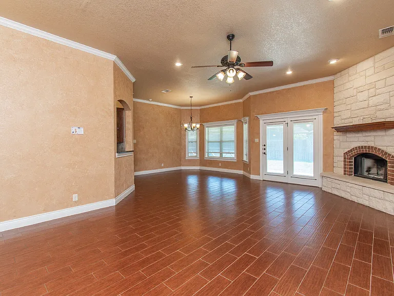 2513 Jackson Dr — Photo 3