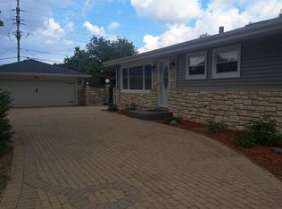 231 Mandel Ln, Prospect Heights, IL 60070