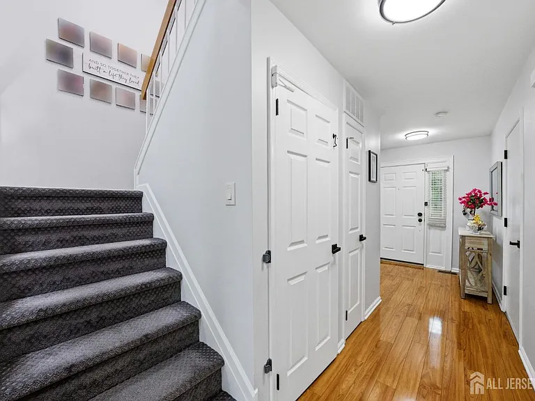 3 Dorchester Dr — Photo 9