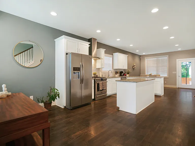 2202 Sheridan Rd — Photo 2