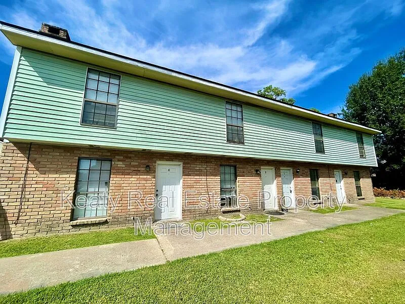 2 bed, 1.5 bath, 1000 sqft, $825 — Photo 1