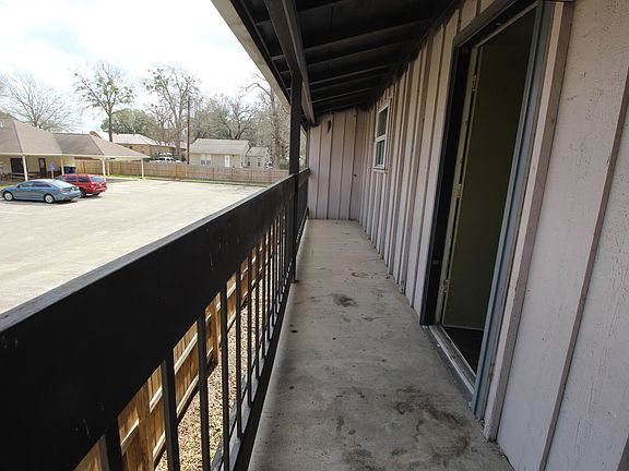 4th image of 207 W College St APT 204