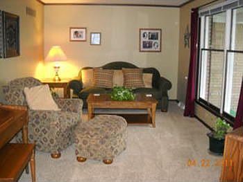To the right you will enjoy the space offered in the living room that offers lots of light from the 