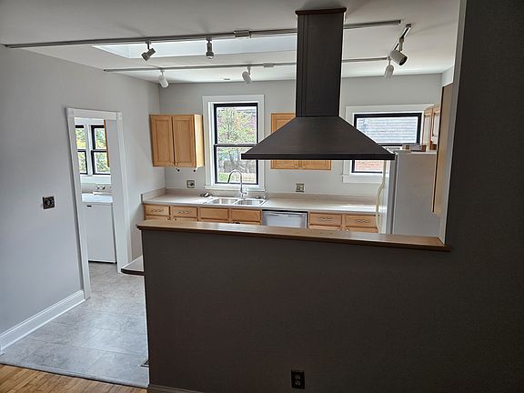 5th image of 35 E Hoster St