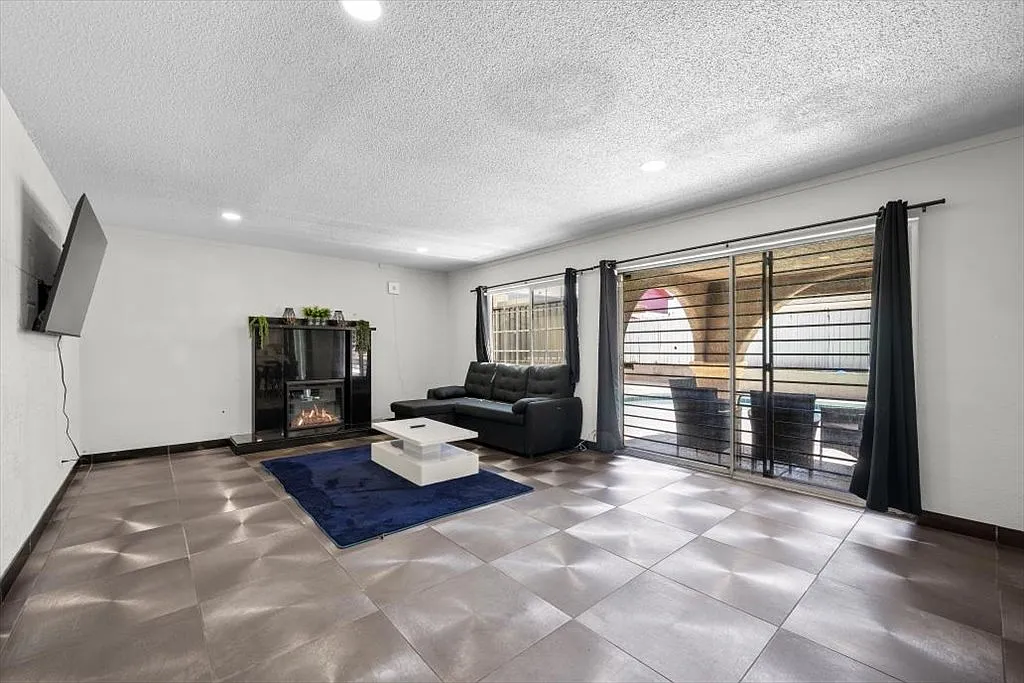 6 bed, 2239 sqft, $3,900 — Photo 4
