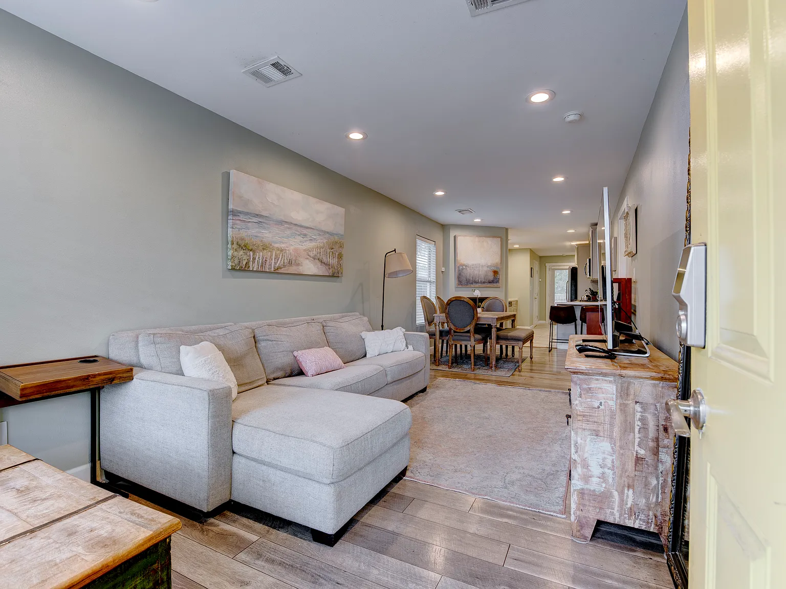 3 bed, 1129 sqft, $2,500 — Photo 3