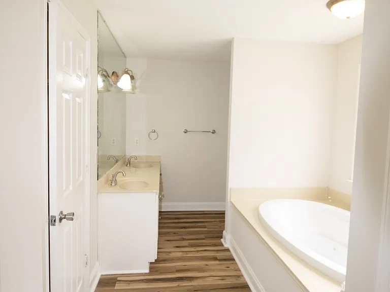 1008 Houndsbark Ct — Photo 11
