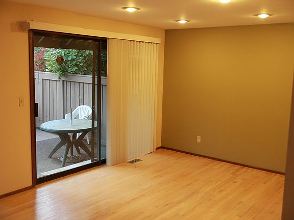 5th image of 1631 159th Pl NE